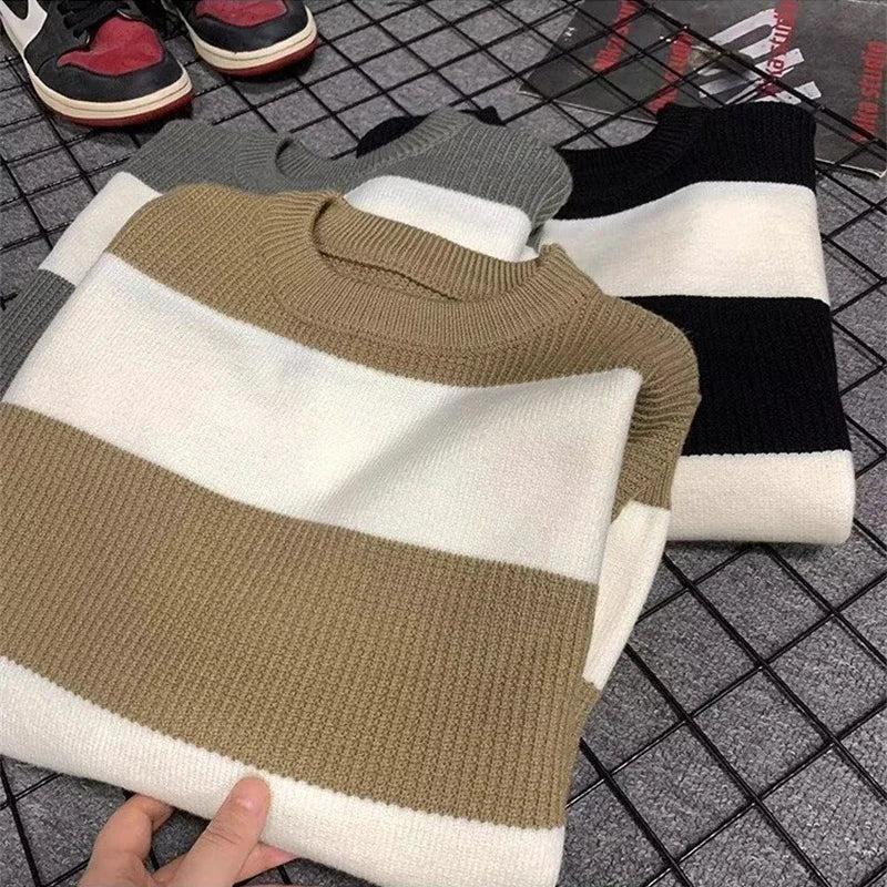 Kai – Gestreifter Strick-Rundhalsausschnitt