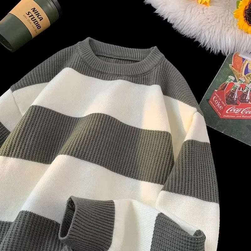 Kai – Gestreifter Strick-Rundhalsausschnitt