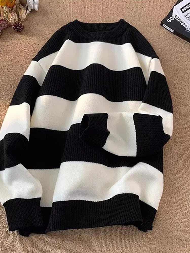 Kai – Gestreifter Strick-Rundhalsausschnitt